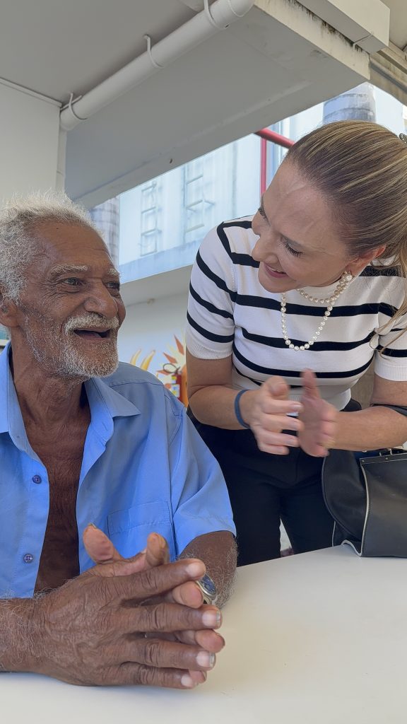 Dra. Priscila Miranda durante atendimento em projeto social em Montes Claros (MG).
